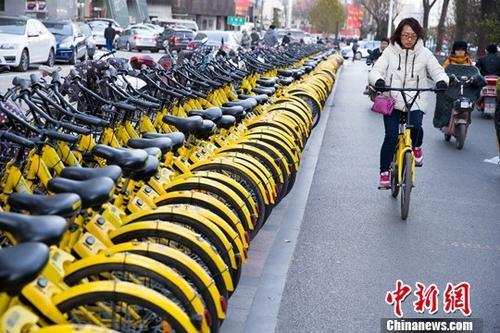 山西太原，民眾正在使用共享單車。<a target='_blank' href='http://www.chinanews.com/'>中新社</a>記者 張云 攝