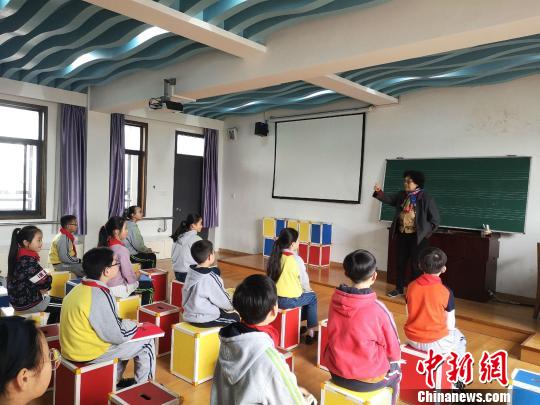 韋梅教授清溪小學(xué)學(xué)生鋼琴課 沈曉顏 攝