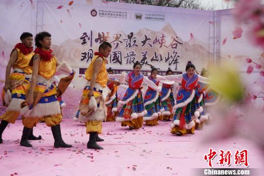 圖為4月1日，開(kāi)幕式上的西藏特色舞蹈表演?！埵貒?guó) 攝