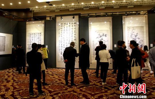 圖為展館現(xiàn)場(chǎng)人頭攢動(dòng)?！〈藜衙?攝