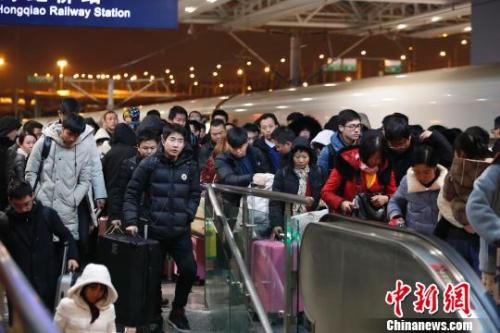 2019年清明小長假，全國鐵路預計發(fā)送旅客5260萬人次。　殷立勤 攝