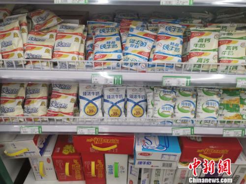 圖為超市里的乳品區(qū)。 謝藝觀 攝