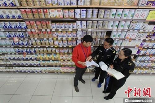 資料圖：超市內(nèi)工作人員在檢查奶粉。<a target='_blank' href='http://www.chinanews.com/'>中新社</a>記者 張婭子 攝