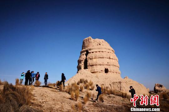 圖為意中貿(mào)促會(huì)考察團(tuán)參觀瓜州鎖陽(yáng)城遺址?！《∷?攝