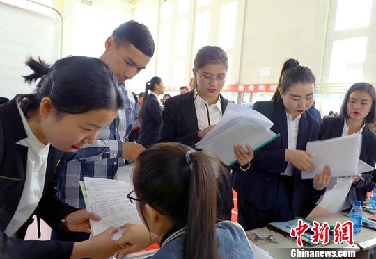此次招聘會共吸引來自全疆的278家用人單位參加?！≮w雙喜 攝