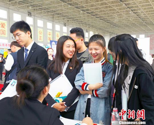 此次招聘會共提供就業(yè)崗位6500多個。　趙雙喜 攝
