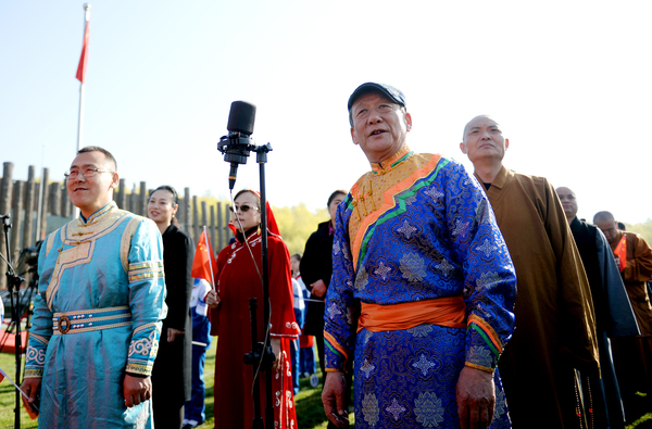 9、首都統(tǒng)一戰(zhàn)線各民主黨派少數(shù)民族.成員在活動現(xiàn)場jpg