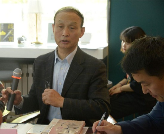著名人文學(xué)者、中央數(shù)字書(shū)畫(huà)頻道主講人任德山先生（左一）就書(shū)法藝術(shù)的時(shí)代特性和精神價(jià)值作以系統(tǒng)的闡釋