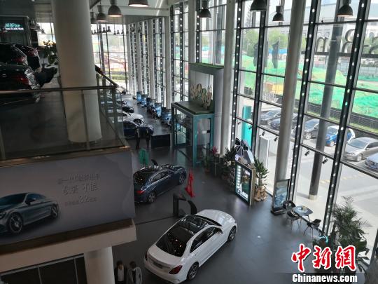 圖為涉事奔馳4S店?！↑h田野 攝