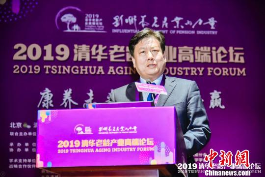 民政部培訓(xùn)中心民政政策理論研究所所長(zhǎng)成海軍在4月19日開幕的2019清華老齡產(chǎn)業(yè)高端論壇上發(fā)表演講時(shí)預(yù)言，養(yǎng)老服務(wù)業(yè)的范圍、內(nèi)涵將更廣，涉及到的政策也會(huì)更精準(zhǔn)、更精細(xì)。清華同衡供圖