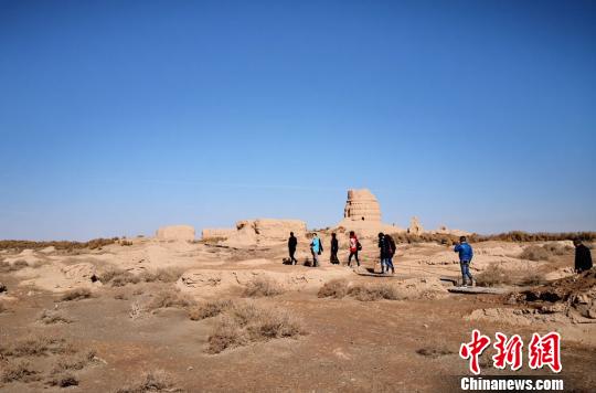 鎖陽城遺址是一處集古遺址、古佛寺遺址、古渠系和古墾區(qū)、墓葬群等多種遺跡為一體的文化遺產(chǎn)，保存了中國古代最為完整的軍事防御體系和農(nóng)業(yè)灌溉水利體系。圖為2019年4月上旬游客參觀?！《∷?攝