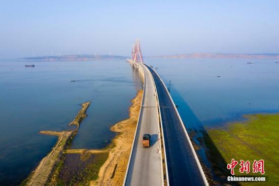 資料圖：正在修建的跨湖高速公路。<a target='_blank' href='http://www.chinanews.com/'>中新社</a>發(fā) 傅建斌 攝