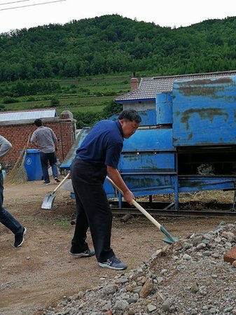 安圖縣明月鎮(zhèn)龍泉村第一書記王平堂與村民一起勞動