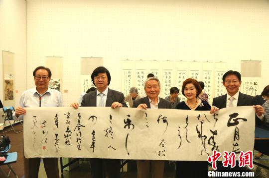 中日書法家五人集體創(chuàng)作書法作品?！|友 攝