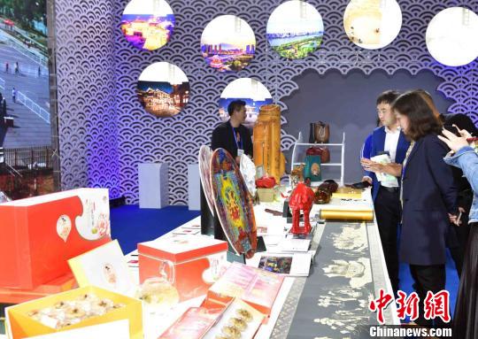 圖為展出的運(yùn)河城市文化旅游精品?！∷拘吕?攝