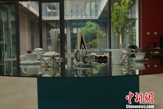 圖為《變形記》展品?！〉蠛Ｑ?攝
