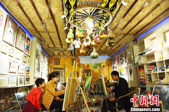 5月3日，阿瓦提縣刀郎農(nóng)民畫家們正在創(chuàng)作?！∶阏?攝