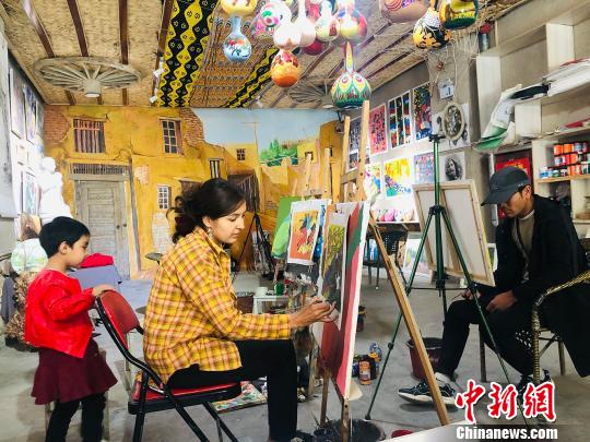 5月3日，阿瓦提縣刀郎農(nóng)民畫家們正在創(chuàng)作。　勉征 攝