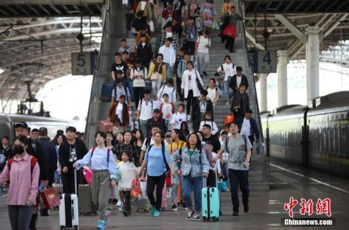 “五一”期間，大批旅客在火車(chē)站乘坐火車(chē)出行。中新社記者 泱波 攝