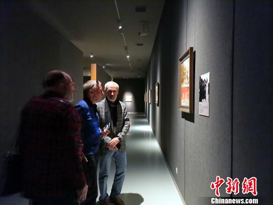 圖為，觀眾在觀賞“印象山東——俄羅斯油畫家寫生作品展”?！O宏瑗 攝