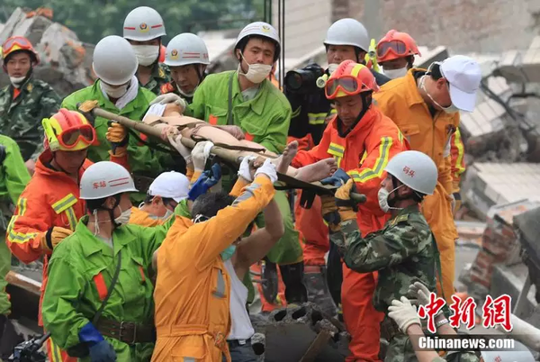 2008年5月17日，救援隊(duì)將在廢墟中存活了124個(gè)小時(shí)的蔣雨航成功救出。中新社記者 盛佳鵬 攝