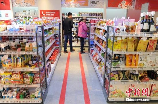 資料圖：顧客在無人超市內(nèi)選購商品。劉棟 攝