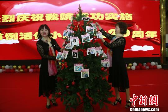 亞洲首例同卵雙生活體小腸移植雙胞胎姐妹共同懸掛“腸”安樹?！堒查?攝