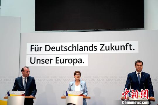 5月26日晚，基民盟主席安妮格雷特·克蘭普-卡倫鮑爾(中)與基社盟主席澤德(右)和聯(lián)盟黨推選的歐盟委員會(huì)主席參選人曼弗雷德·韋伯(左)在基民盟總部大樓共同出席集會(huì)?！∨泶髠?攝