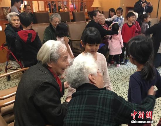 資料圖：在北京雙井恭和苑養(yǎng)老院，老人們與幼兒園小朋友一起做游戲。<a target='_blank' href='http://www.chinanews.com/'>中新社</a>記者 杜燕 攝