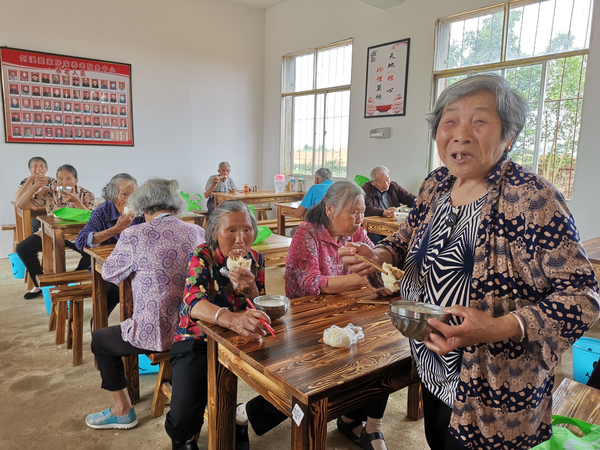 看著有“外人”走進(jìn)來(lái)，90歲的老奶奶陶菊蘭滿臉笑意地迎上來(lái)。