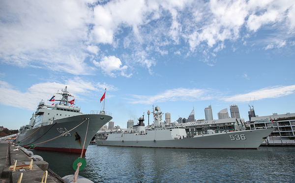 6月3日，中國海軍第31批護航編隊的駱馬湖艦（左）和許昌艦停泊在澳大利亞悉尼花園島軍港。