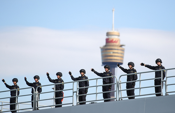 6月3日，中國(guó)海軍第31批護(hù)航編隊(duì)的駱馬湖艦（左）和許昌艦停泊在澳大利亞悉尼花園島軍港。1
