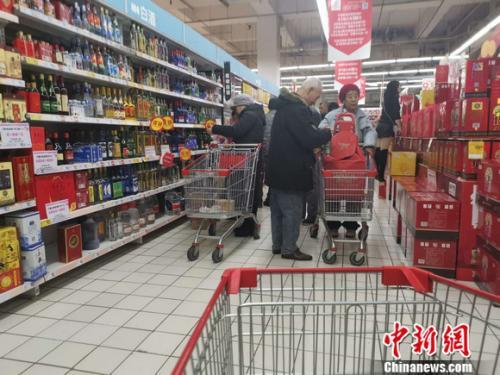 資料圖：北京一家超市里的白酒區(qū)。 謝藝觀 攝