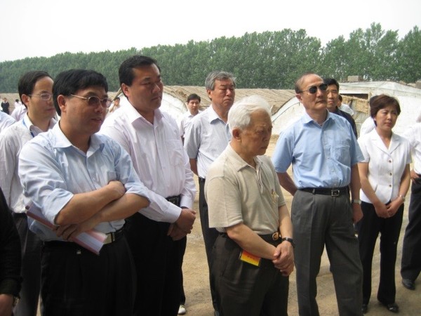 圖3 2009年，陪同周鐵農(nóng)（前排右3）赴山東調(diào)研農(nóng)村承包地流轉(zhuǎn)