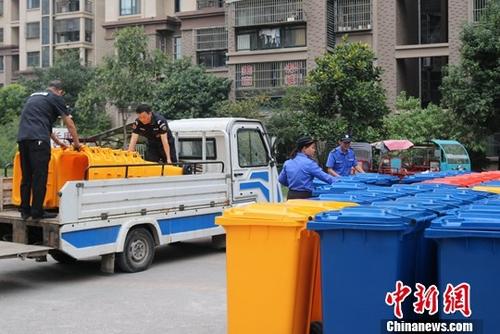 資料圖：工作人員正在轄區(qū)設(shè)置垃圾分類收集點。中新社記者 韓蘇原 攝