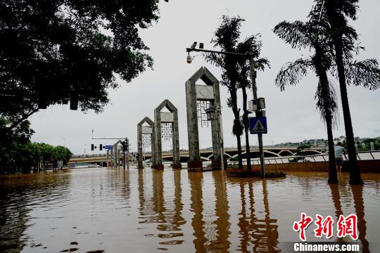 圖為上漲的漓江水漫過桂林解放橋?yàn)I江路?！√茐?mèng)憲 攝