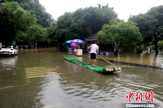 圖為桂林穿山公園部分被淹，附近民眾用竹箋出行?！√茐?mèng)憲 攝