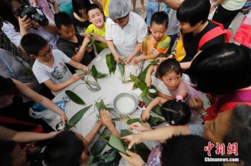 資料圖：端午假期，游客參與包粽子活動(dòng)。<a target='_blank' href='http://www.chinanews.com/'>中新社</a>記者 杜洋 攝