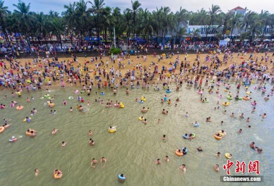 資料圖：端午節(jié)期間?？谑卸燃俚拿癖?。<a target='_blank' href='http://www.chinanews.com/'>中新社</a>記者 駱云飛 攝