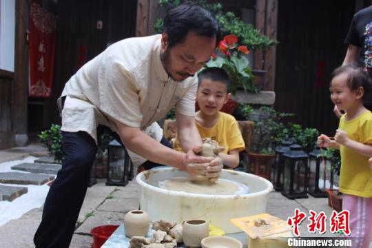 陳明良帶領(lǐng)小游客拉胚。吳慧攝