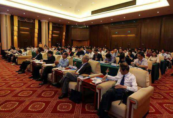 6月8日，在中華環(huán)保聯(lián)合會綠色金融專業(yè)委員會2019年度高峰論壇上，中國工程院院士李文華（中）向中華環(huán)保聯(lián)合會綠金委副主任吳國榮（左）贈書。