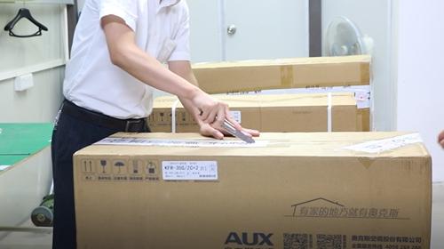 格力當眾拆解奧克斯空調(diào)。供圖