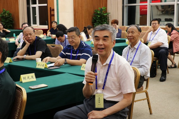 8、劉元龍委員通過講幾個發(fā)生在國外的故事談宗教中國化的重要性