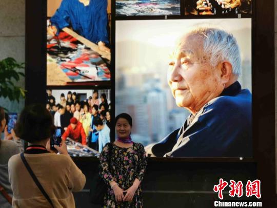 學院師生、朋友參觀易圖境先生藝術創(chuàng)作師生畫展。　付敬懿 攝