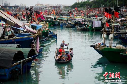 資料圖：廣西北海電建漁港，漁民乘小艇上岸。<a target='_blank' href='http://www.chinanews.com/'>中新社</a>記者 翟李強 攝