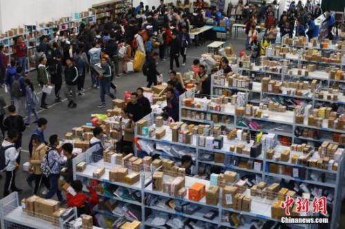 資料圖：大學(xué)生有序領(lǐng)取各自的快件。<a target='_blank' href='http://www.chinanews.com/'>中新社</a>記者 泱波 攝 