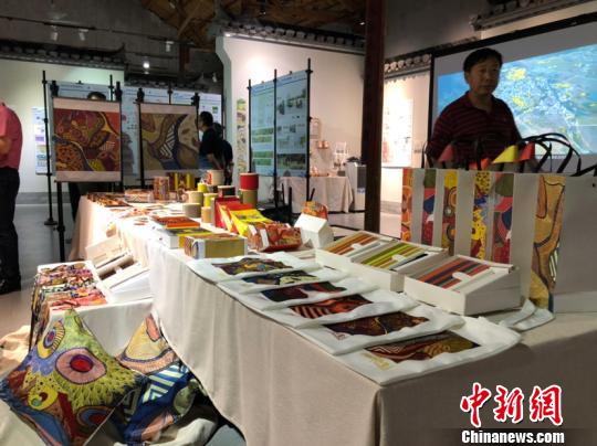 展覽上的文創(chuàng)產(chǎn)品展示。供圖