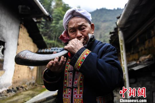 盡管年過八旬，盤良安依舊能吹響牛角迎客?！±盍?攝