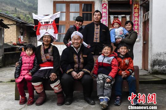 居住在乳源必背瑤寨大山里的盤良安一家。　李凌 攝