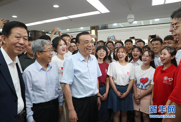 　7月1日，中共中央政治局常委、國務(wù)院總理李克強(qiáng)在大連考察。這是李克強(qiáng)在大連理工大學(xué)了解畢業(yè)生就業(yè)情況。 新華社記者劉衛(wèi)兵攝
